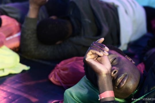 Das von der Nichtregierungsorganisation SOS Méditerranée zur Verfügung gestellte Bild zeigt schlafende Flüchtlinge im Innern des Retungsschiffes "Aquarius".