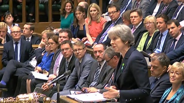Theresa May spricht im britischen Unterhaus.