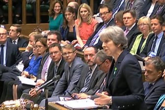 Theresa May spricht im britischen Unterhaus.