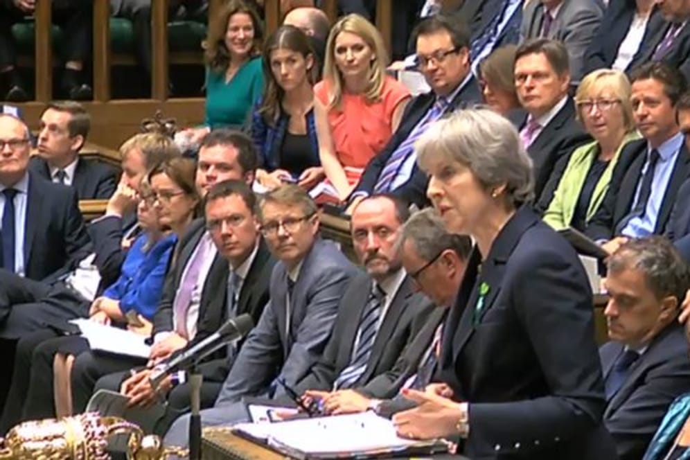 Theresa May spricht im britischen Unterhaus.