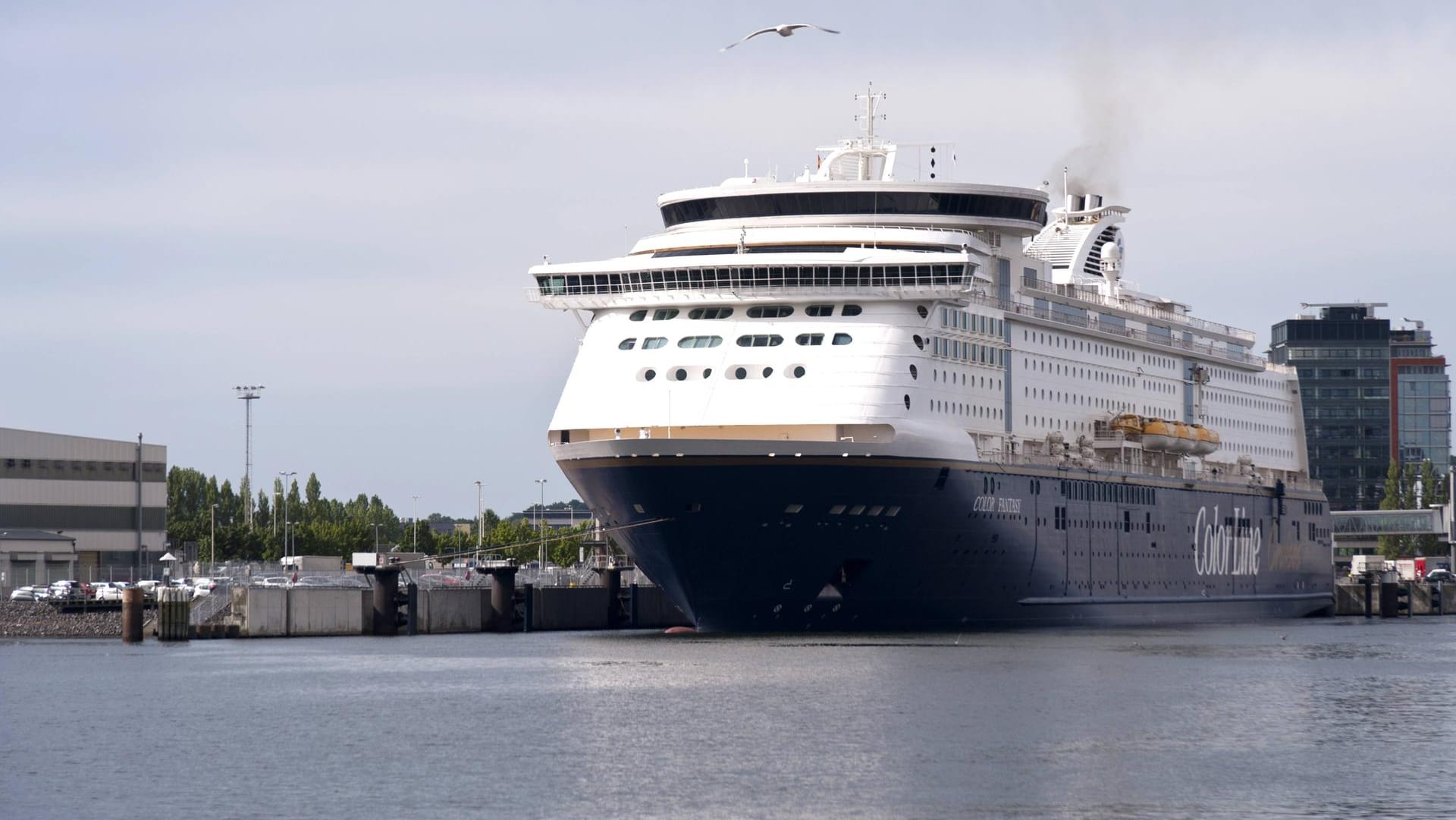 Die "Color Fantasy", ein Schiff der "Color Line" im Kieler Hafen: Fantasiepreise für Handynutzung an Bord.