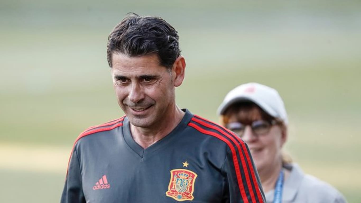 Spaniens neuer Trainer Fernando Hierro bekommt drei neue Assistenten.
