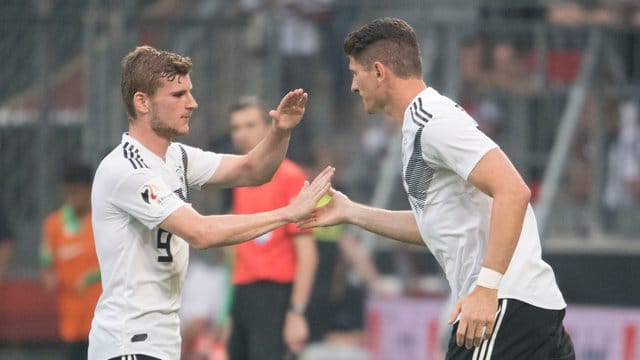 Timo Werner (l) macht sich wenig Druck für die WM.