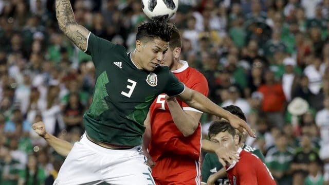 Carlos Salcedo (l) sieht seine Mexikaner gegen Deutschland nicht chancenlos. Carlos Salcedo (l) sieht seine Mexikaner gegen Deutschland nicht chancenlos.