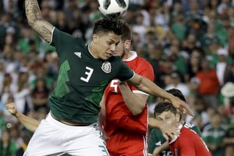 Carlos Salcedo (l) sieht seine Mexikaner gegen Deutschland nicht chancenlos.