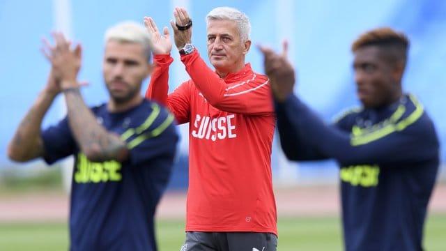 Schweiz-Trainer Vladimir Petkovic (M) hat fünf Spieler mit Gladbacher Hintergrund in seinem Kader.