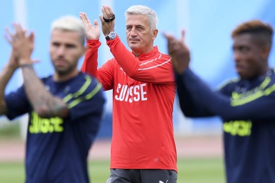 Schweiz-Trainer Vladimir Petkovic (M) hat fünf Spieler mit Gladbacher Hintergrund in seinem Kader.