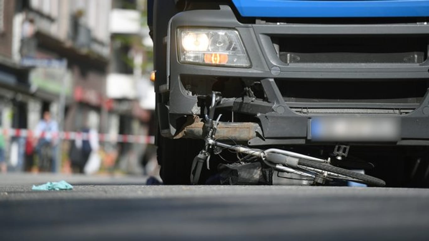 Zusammenstöße zwischen Lastwagen und Radfahrern enden für die Radler oft tödlich, Abbiege-Assistenten könnten viele Unfälle verhindern.