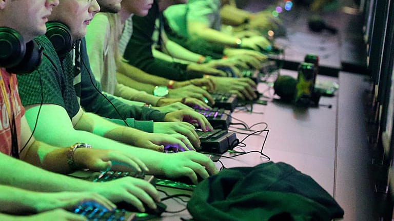 Computerspieler probieren bei einer Veranstaltung rund um Computerspiele ein Spiel aus: WHO will Computerspiel-Sucht als Krankheit anerkennen.