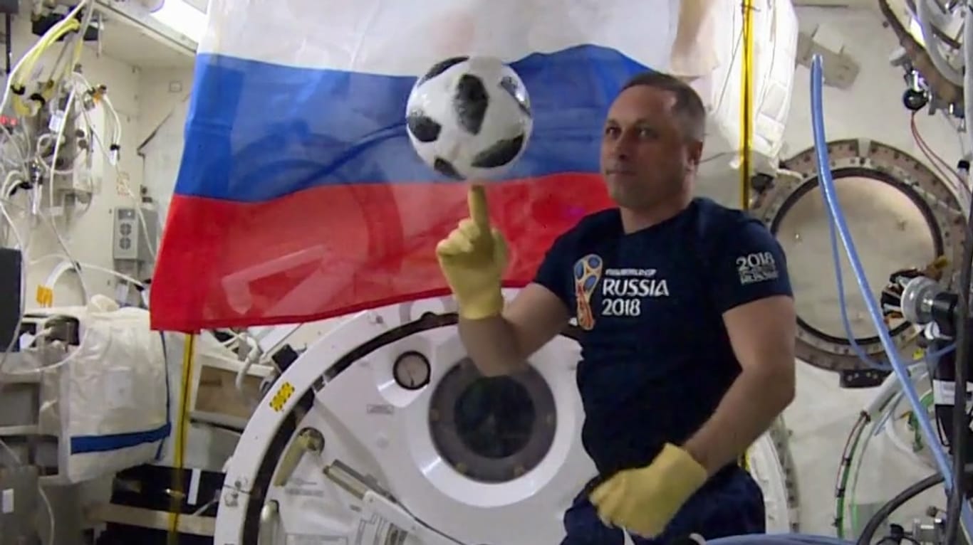 Der russische Kosmonaut Anton Schkaplerow mit dem Ball für das Eröffnungsspiel der Fußball-WM: Zwei Monate lang kreiste das Spielgerät für die Partie um die Erde – an Bord der Internationalen Raumstation ISS.