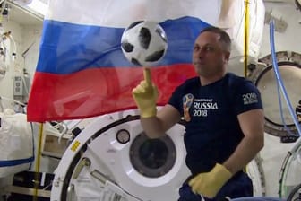 Der russische Kosmonaut Anton Schkaplerow mit dem Ball für das Eröffnungsspiel der Fußball-WM: Zwei Monate lang kreiste das Spielgerät für die Partie um die Erde – an Bord der Internationalen Raumstation ISS.