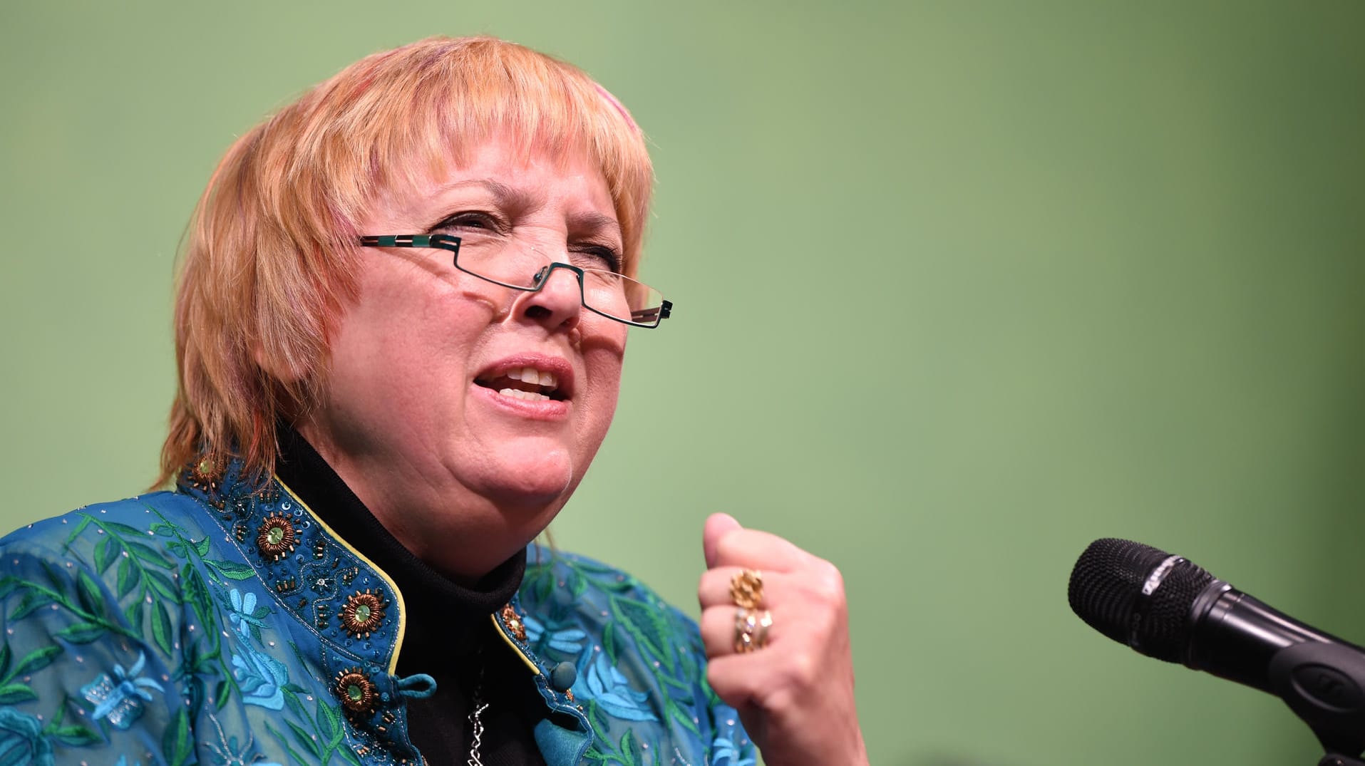 Claudia Roth: Nachdem die Vizepräsidentin des Deutschen Bundestages eine Schweigeminute der AfD unterbrochen hatte, wurde sie in sozialen Netzwerken angefeindet.