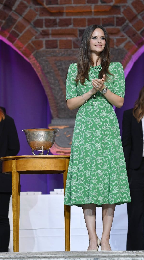 Sofia von Schweden: Sie trägt das Kleid ebenfalls in Grün – allerdings versehen mit weißen Mustern.
