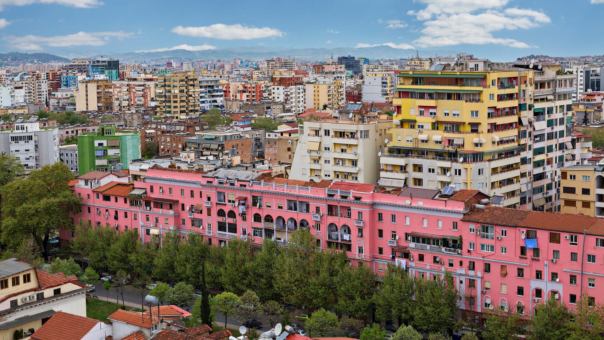 Blick über die Wohnblöcke in Tirana: Die Hauptstadt von Albanien liegt am Fuße des Berges Dajti.