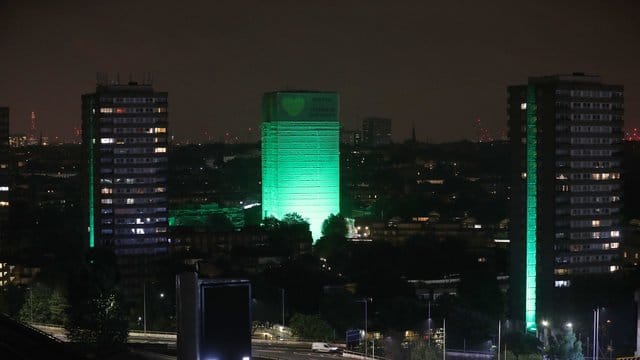 Der ausgebrannte Grenfell Tower wird zur Erinnerung an die 72 Toten grün angestrahlt. Der ausgebrannte Grenfell Tower wird zur Erinnerung an die 72 Toten grün angestrahlt.