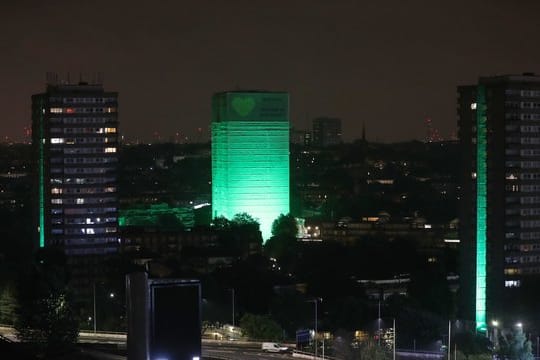 Der ausgebrannte Grenfell Tower wird zur Erinnerung an die 72 Toten grün angestrahlt.
