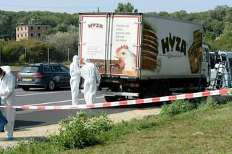 Auf der A4 in der Nähe von Parndorf (Bezirk Neusiedl am See) steht ein Lastwagen, in dem tote Flüchtlinge gefunden wurden: Ein Gericht verurteilte vier Schlepper zu jeweils 25 Jahren Zuchthaus.