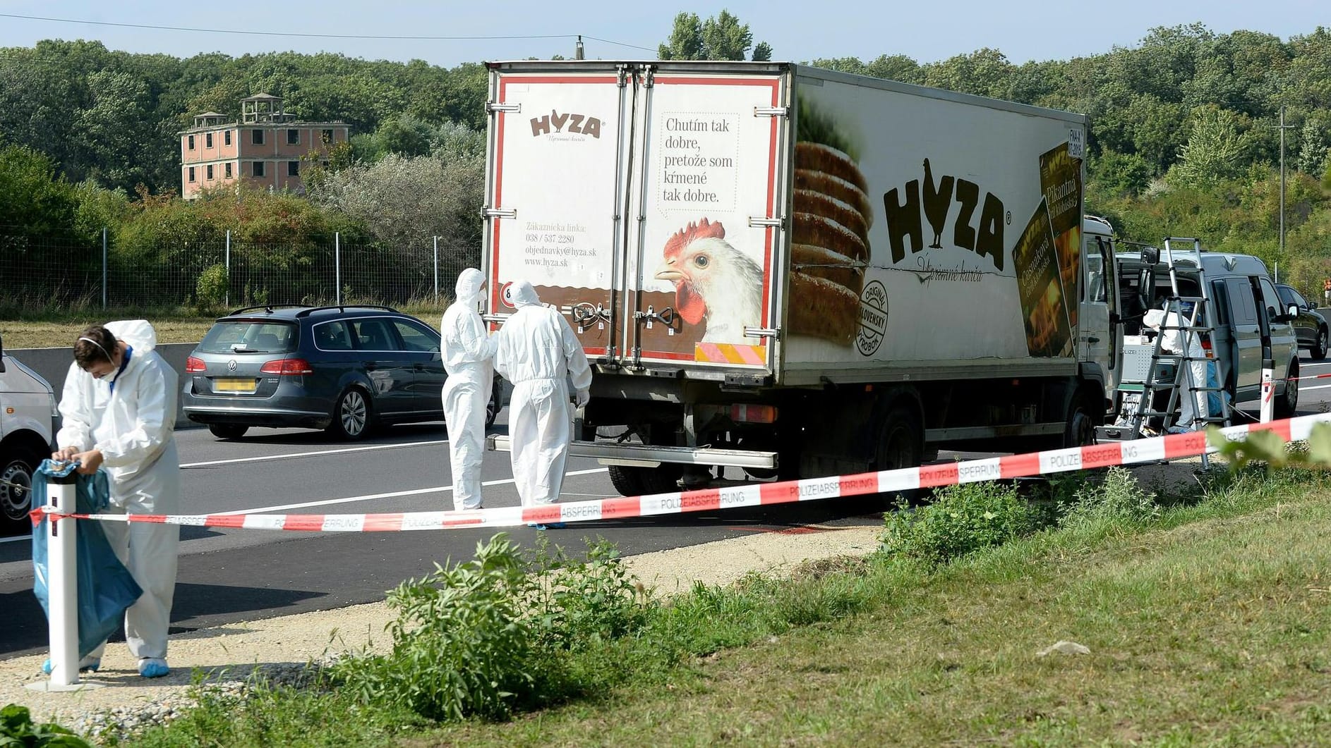 Auf der A4 in der Nähe von Parndorf (Bezirk Neusiedl am See) steht ein Lastwagen, in dem tote Flüchtlinge gefunden wurden: Ein Gericht verurteilte vier Schlepper zu jeweils 25 Jahren Zuchthaus. Auf der A4 in der Nähe von Parndorf (Bezirk Neusiedl am See) steht ein Lastwagen, in dem tote Flüchtlinge gefunden wurden: Ein Gericht verurteilte vier Schlepper zu jeweils 25 Jahren Zuchthaus.