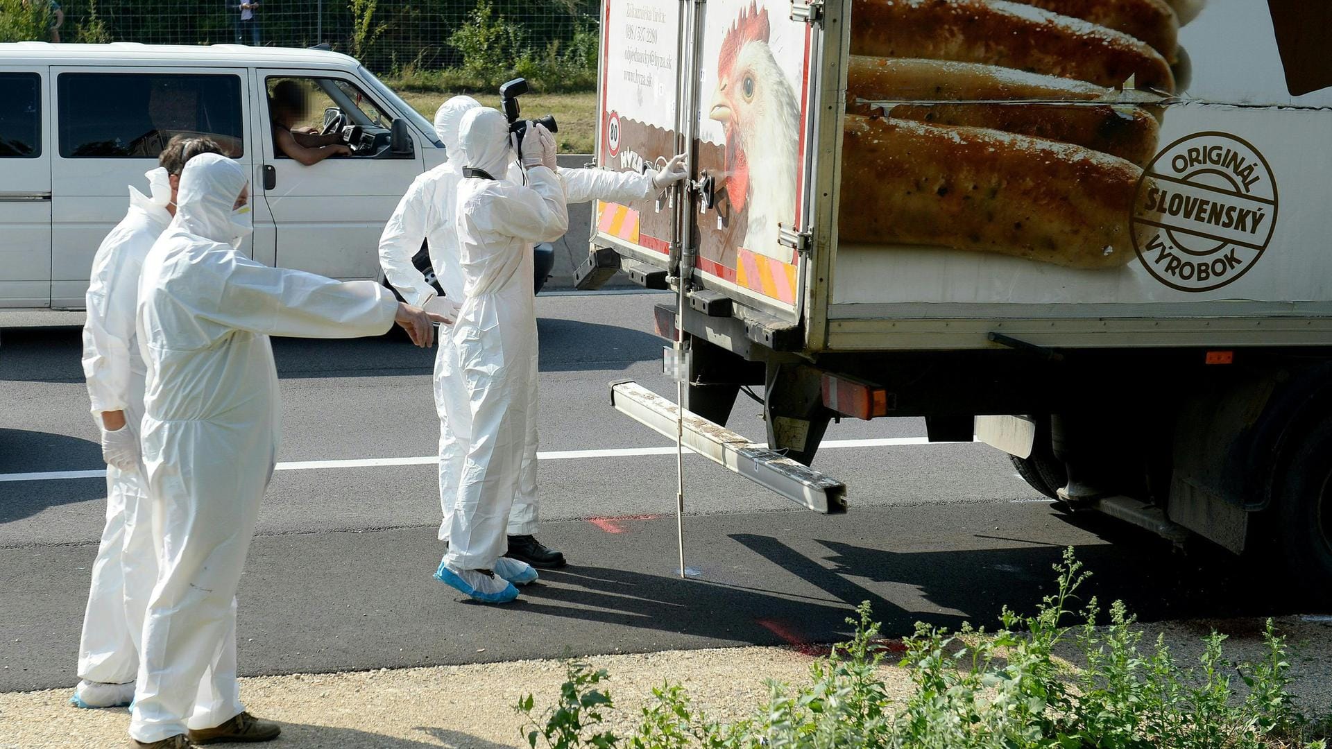 Einsatzkräfte der Polizei und der Spurensicherung neben dem abgestellten Lkw, in dem die Flüchtlinge gefunden wurden: In solchen Lastwagen sollen die Schmuggler mehr als 1.200 Menschen transportiert haben.