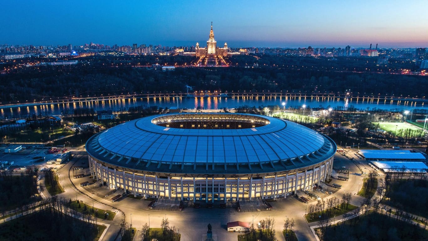 Blick am Abend auf das Luschniki-Stadion, in dem die Eröffnung der Fußball-WM 2018 stattfindet: Zum Auftakt stehen sich hier mit Russland und Saudi-Arabien die laut Fifa-Rangliste schlechtesten Teams im WM-Teilnehmerfeld gegenüber.