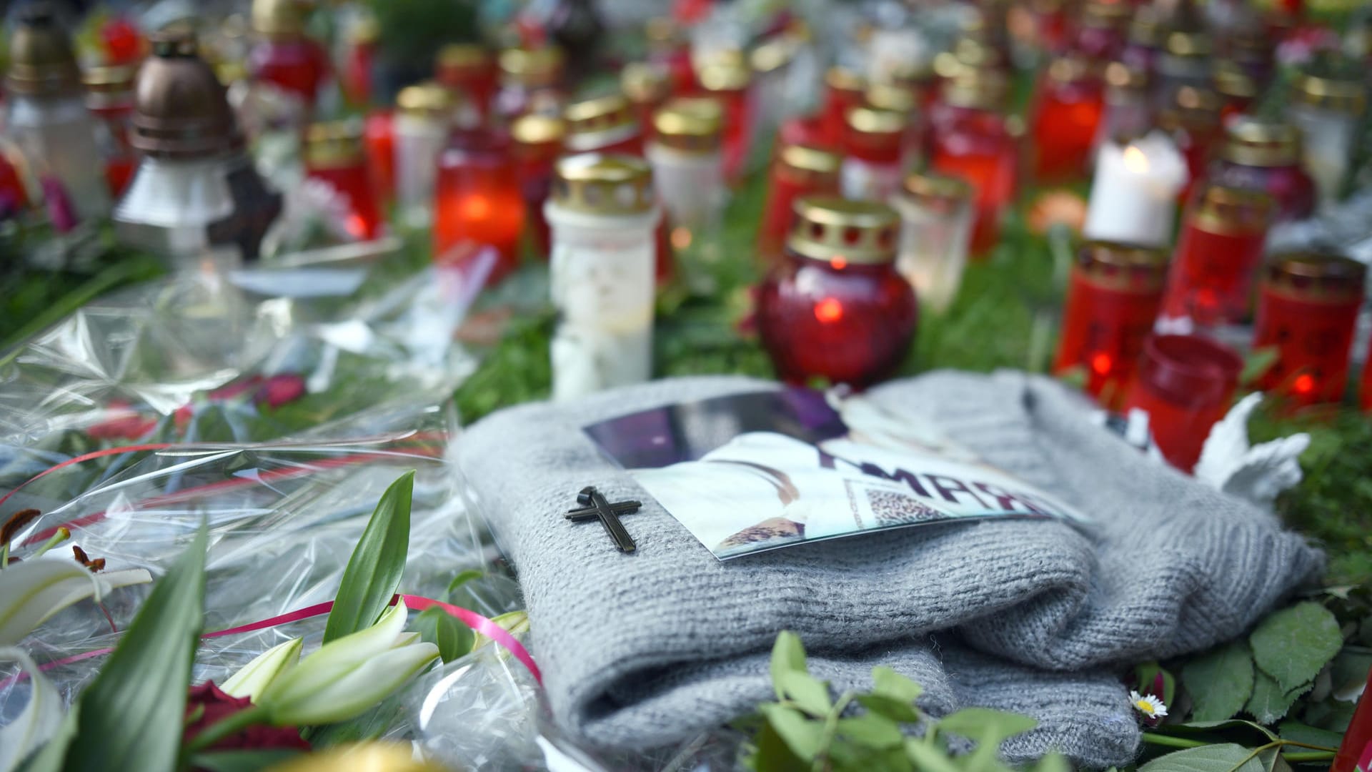 Blumen und Kerzen in der Nähe des Tatorts: Die Polizei hat den tödlichen Messerangriff auf ein 15-Jähriges Mädchen in Viersen aufgeklärt. Es handelte sich um wohl eine Beziehungstat. Blumen und Kerzen in der Nähe des Tatorts: Die Polizei hat den tödlichen Messerangriff auf ein 15-Jähriges Mädchen in Viersen aufgeklärt. Es handelte sich um wohl eine Beziehungstat.