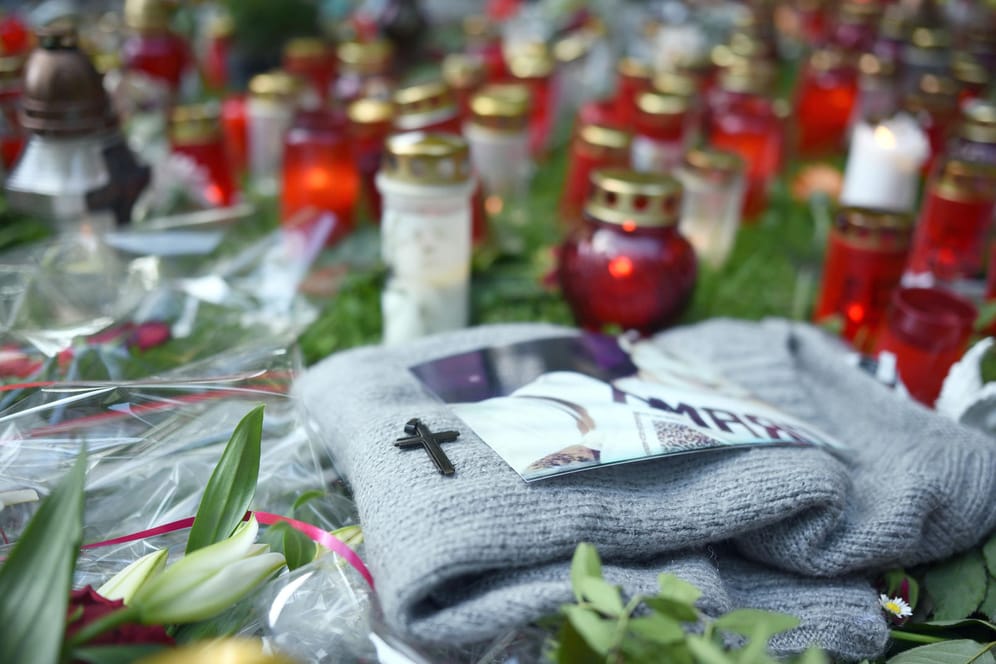 Blumen und Kerzen in der Nähe des Tatorts: Die Polizei hat den tödlichen Messerangriff auf ein 15-Jähriges Mädchen in Viersen aufgeklärt. Es handelte sich um wohl eine Beziehungstat.