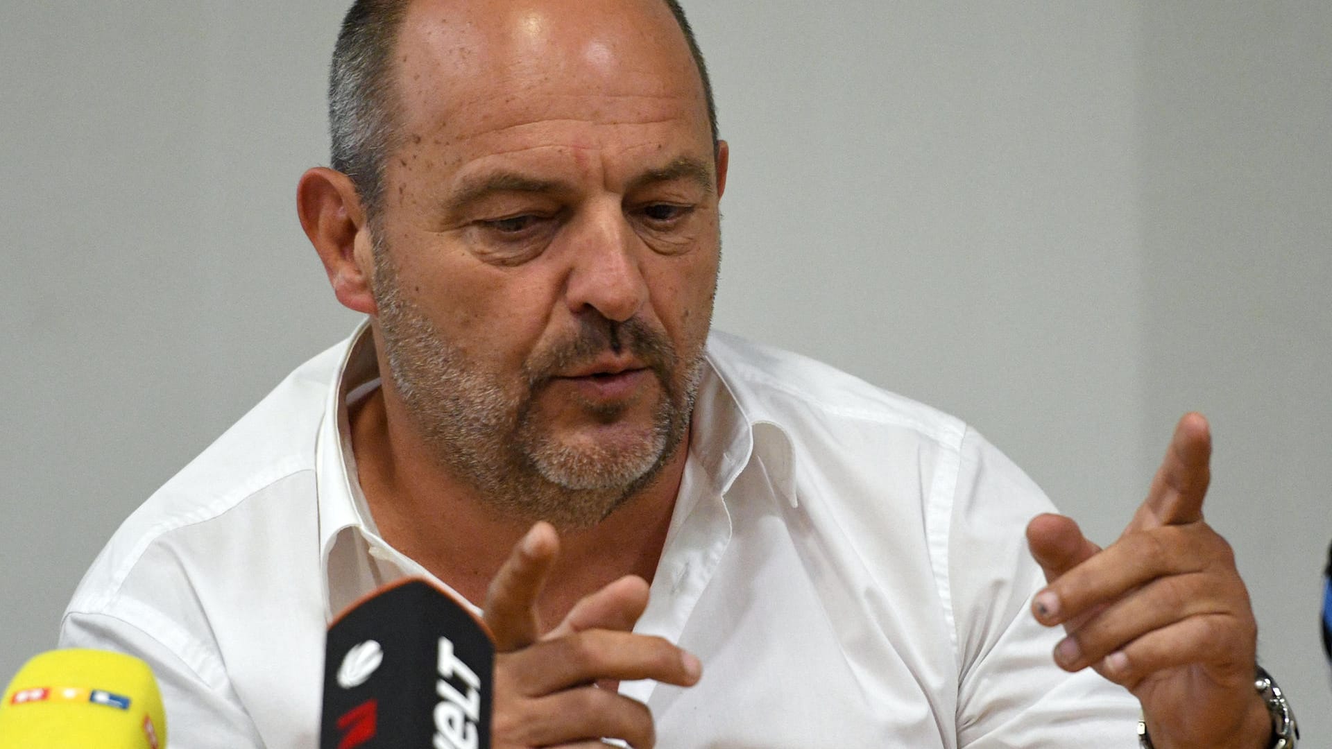 Ingo Thiel, Leiter der Mordkommission erklärt die Polizeiarbeit zum Todesfall in Viersen. Zunächst gaben Zeugen falsche Angaben zum Täter, die Polizei verhaftete einen 25-jährigen Türken. Nun gilt der Ex-Freund des Mädchen als Hauptverdächtiger.