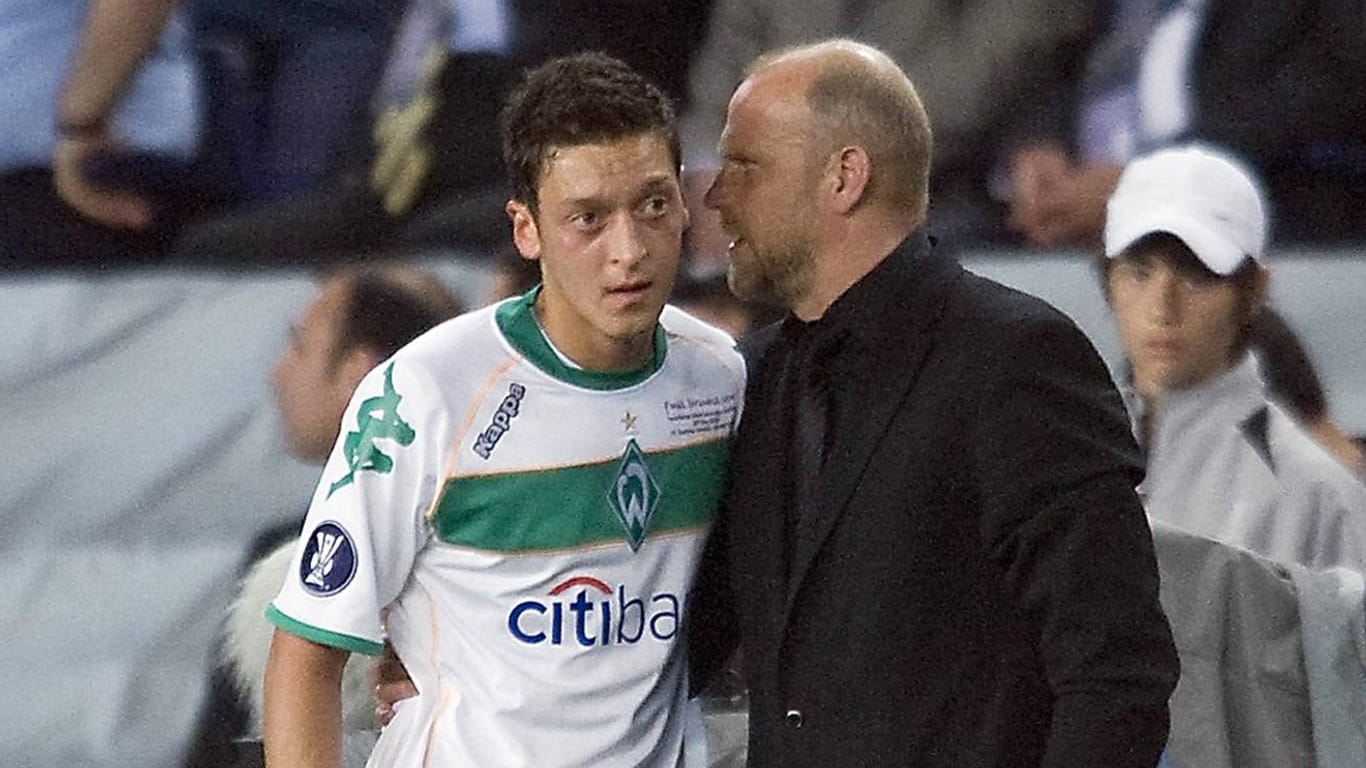 2009 gemeinsam bei Werder Bremen: Mesut Özil (li.) im Gespräch mit seinem damaligen Trainer Thomas Schaaf.