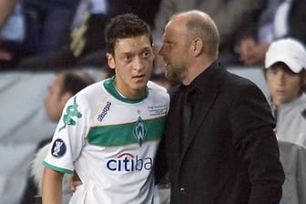 2009 gemeinsam bei Werder Bremen: Mesut Özil (li.) im Gespräch mit seinem damaligen Trainer Thomas Schaaf.