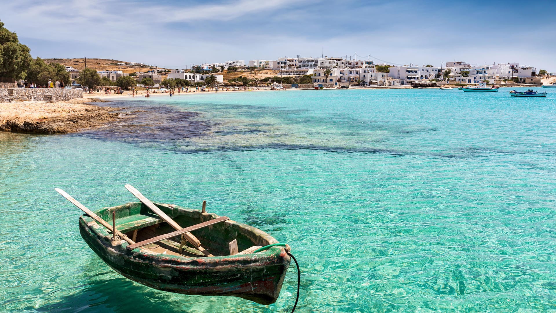 Strand und Hafenaus Koufonisia: Die griechische Insel gehört zu den Kleinen Zykladen.