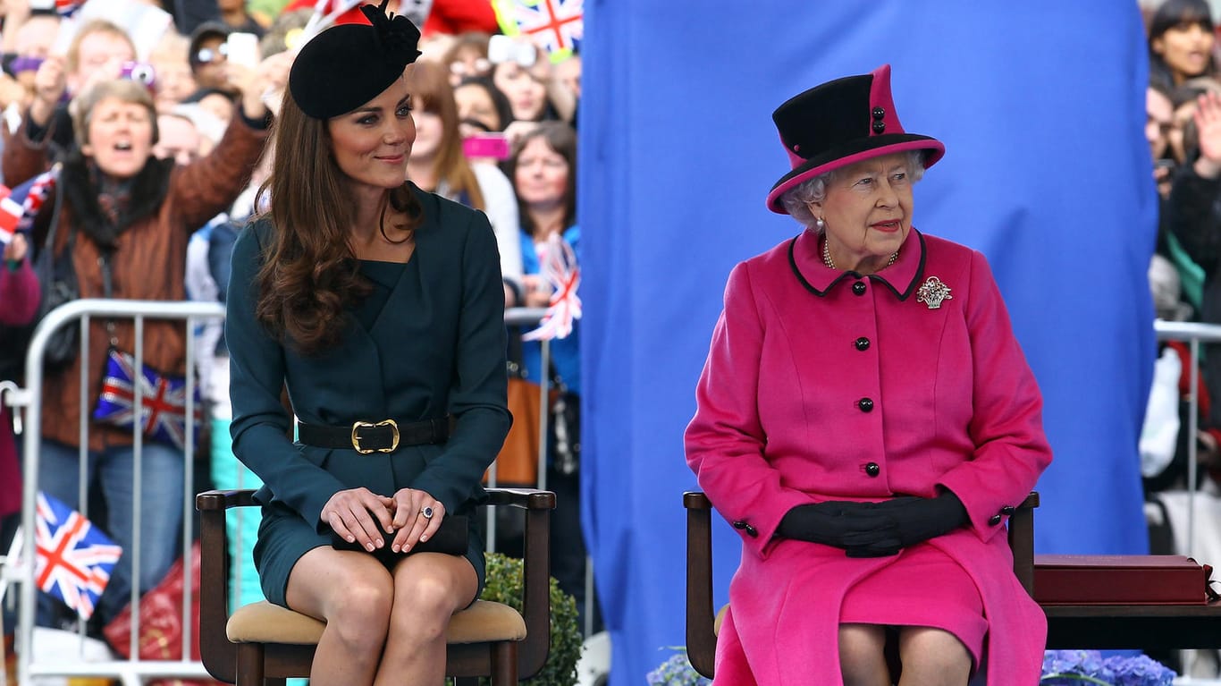 Herzogin Kate und Queen Elizabeth II.: Hier bei ihrem ersten gemeinsamen Auftritt ohne Prinz William am 8. März 2012.