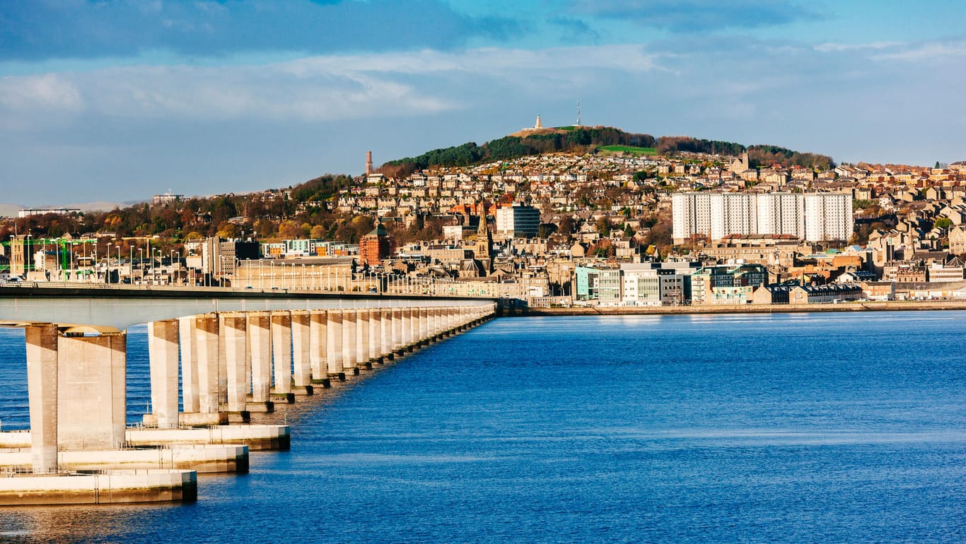 Die Tay Road Bridge führt nach Dundee: Sie zählt mit 2.250 Metern Länge zu einer der längsten Auto-Brücken in Europa.