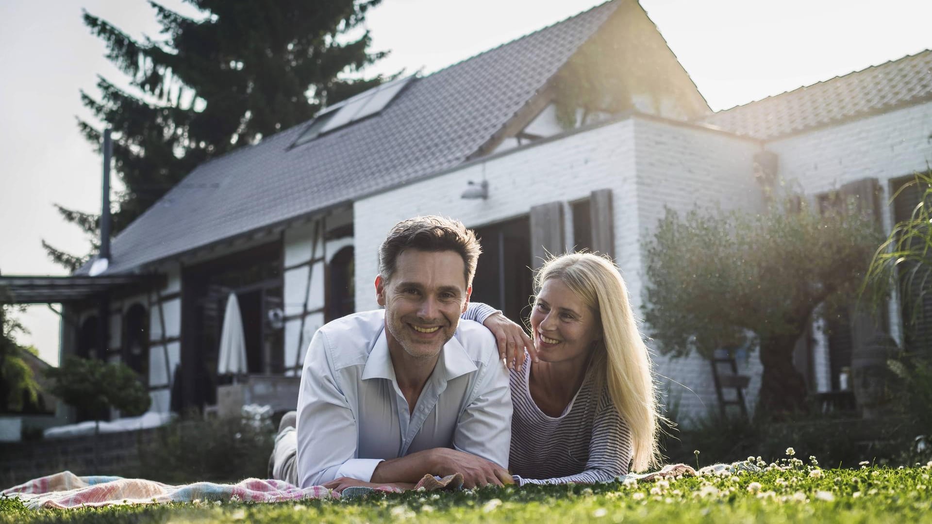 Pärchen vor einem Haus