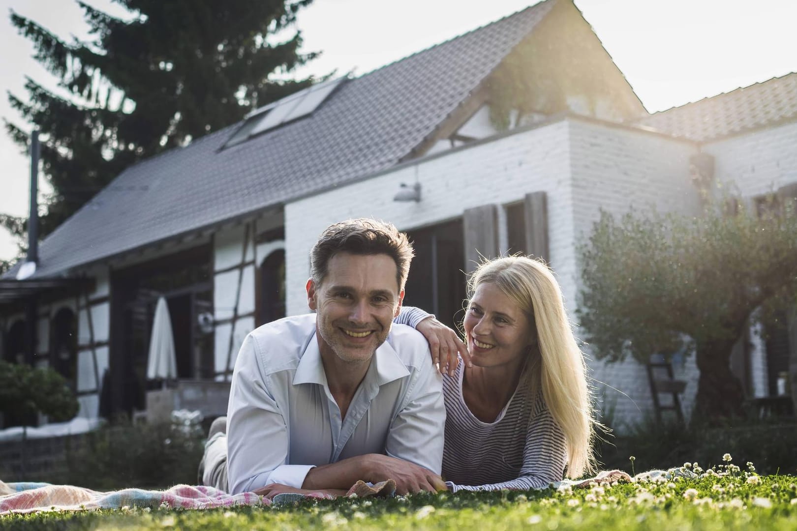 Pärchen vor einem Haus