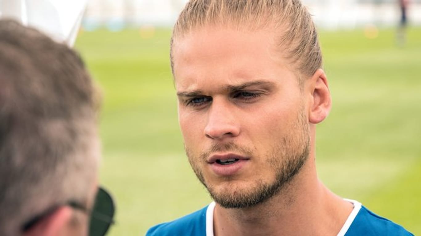 Rurík Gíslason gibt vor dem Training der isländischen Nationalmannschaft ein Interview.