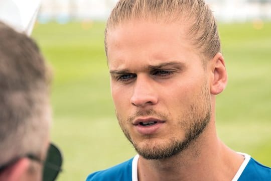 Rurík Gíslason gibt vor dem Training der isländischen Nationalmannschaft ein Interview.