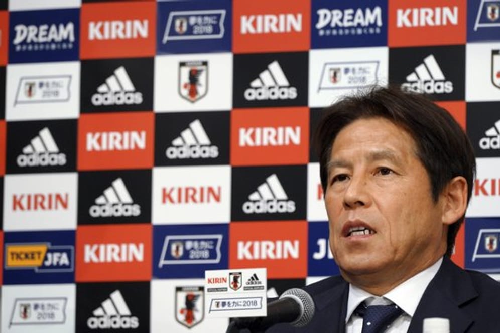 Japans Trainer Akira Nishin hat mit seinem Team in Kasan Quartier bezogen.