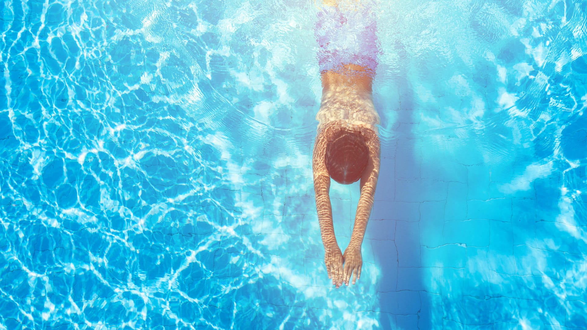 Schwimmen: Chlor im Badewasser dient im Schwimmbad zur Desinfektion.