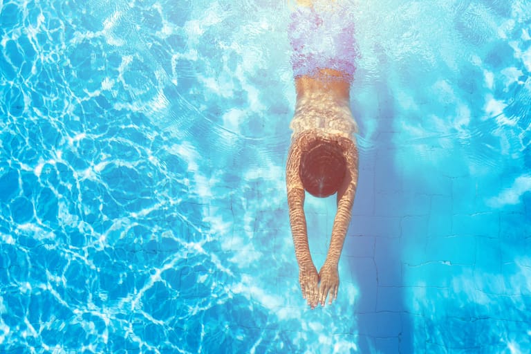Schwimmen: Chlor im Badewasser dient im Schwimmbad zur Desinfektion.
