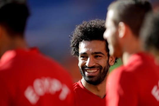 Der Einsatz des Ägypters Mohamed Salah (M) gegen Uruguay entscheidet sich erst kurz vor dem Spiel.