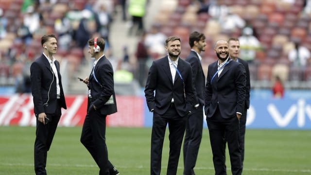 Die Spieler von WM-Gastgeber Russland schauen sich vor dem Auftaktspiel gegen Saudi-Arabien im Stadion um. Die Spieler von WM-Gastgeber Russland schauen sich vor dem Auftaktspiel gegen Saudi-Arabien im Stadion um.