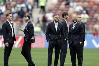 Die Spieler von WM-Gastgeber Russland schauen sich vor dem Auftaktspiel gegen Saudi-Arabien im Stadion um.