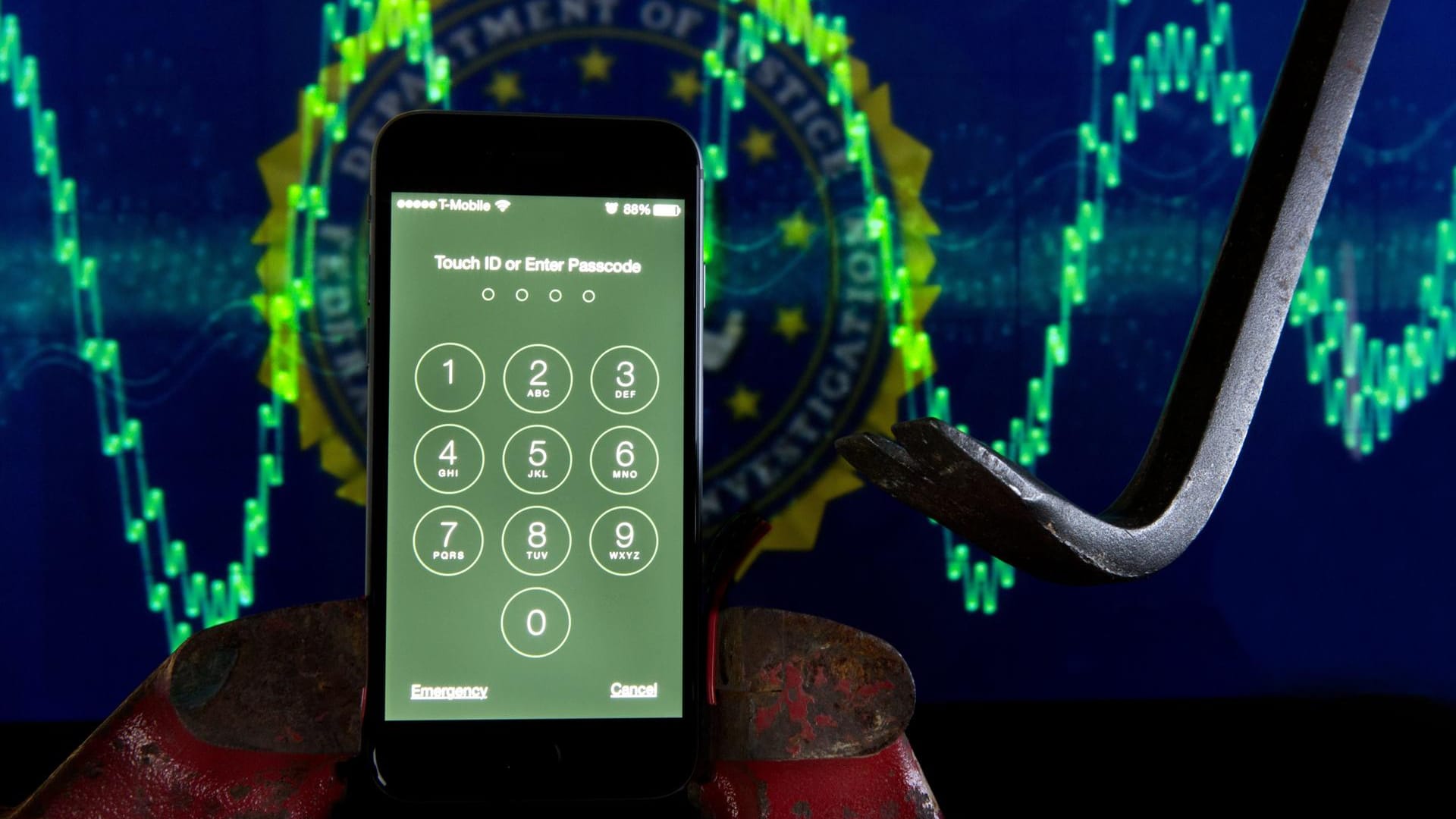 Gesperrtes iPhone: Das Smartphone muss per Eingabe eines Passcodes, mit Fingerabdruck oder Gesichts-Scan entsperrt werden. Gesperrtes iPhone: Das Smartphone muss per Eingabe eines Passcodes, mit Fingerabdruck oder Gesichts-Scan entsperrt werden.