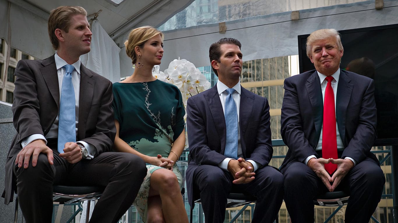 US-Präsident Donald Trump mit seinen drei ältesten Kindern: Es droht juristischer Ärger wegen der gemeinsamen Stiftung. Es geht um Millionen.