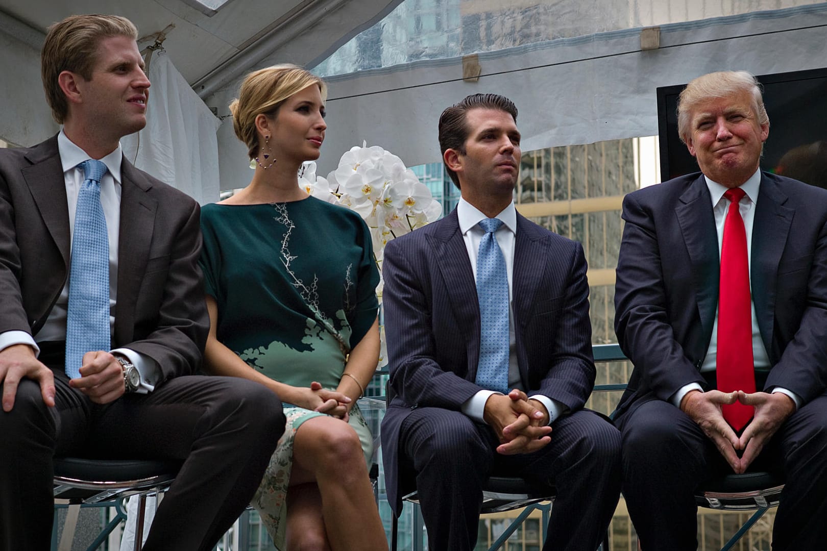 US-Präsident Donald Trump mit seinen drei ältesten Kindern: Es droht juristischer Ärger wegen der gemeinsamen Stiftung. Es geht um Millionen.
