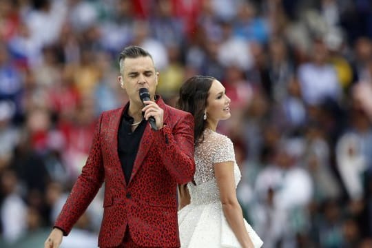 Popstar Robbie Williams und die russische Opernsängerin Aida Garifullina bei der Eröffnungsfeier der Fußball-WM 2018.