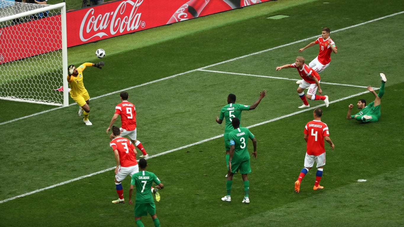 Russische Führung: Juri Gasinski (3. v. r.) erzielte das erste Tor dieser WM. Saudi-Arabiens Torwart Abdullah Al-Muaiuf (l.) kommt nicht mehr an den Ball.