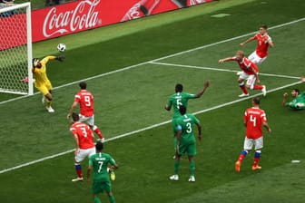 Russische Führung: Juri Gasinski (3. v. r.) erzielte das erste Tor dieser WM. Saudi-Arabiens Torwart Abdullah Al-Muaiuf (l.) kommt nicht mehr an den Ball.