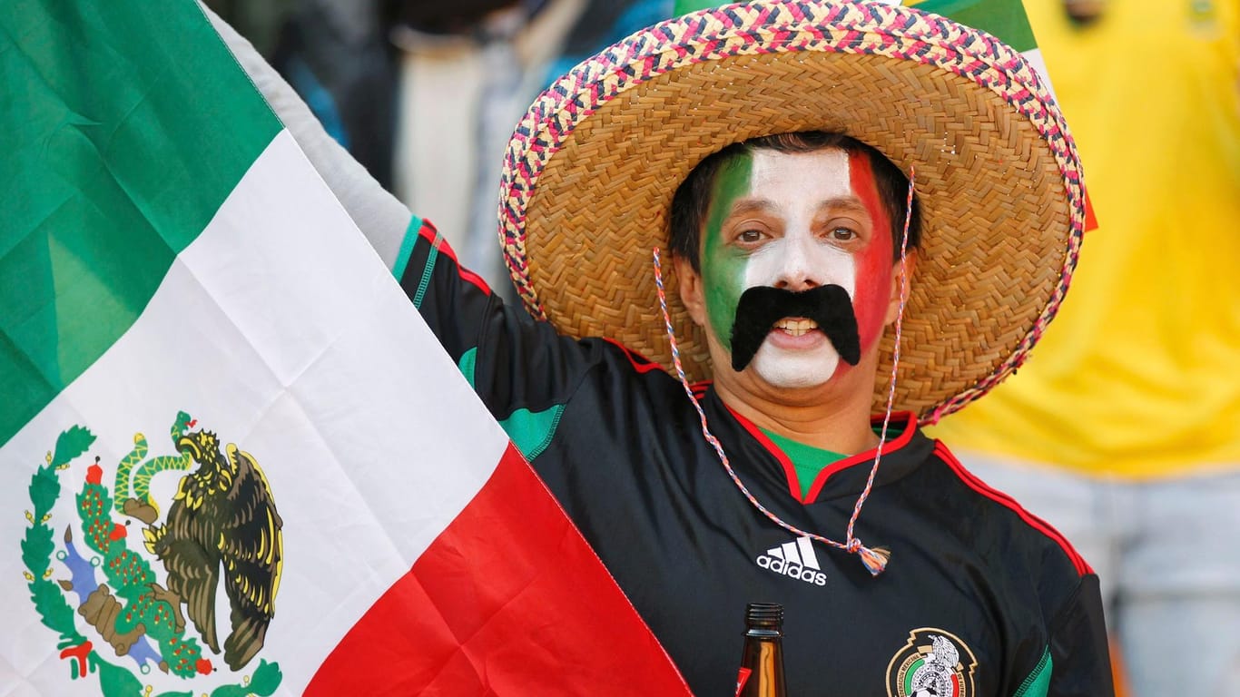 Ein mexikanischer Fan fiebert dem Spiel seiner Mannschaft entgegen.