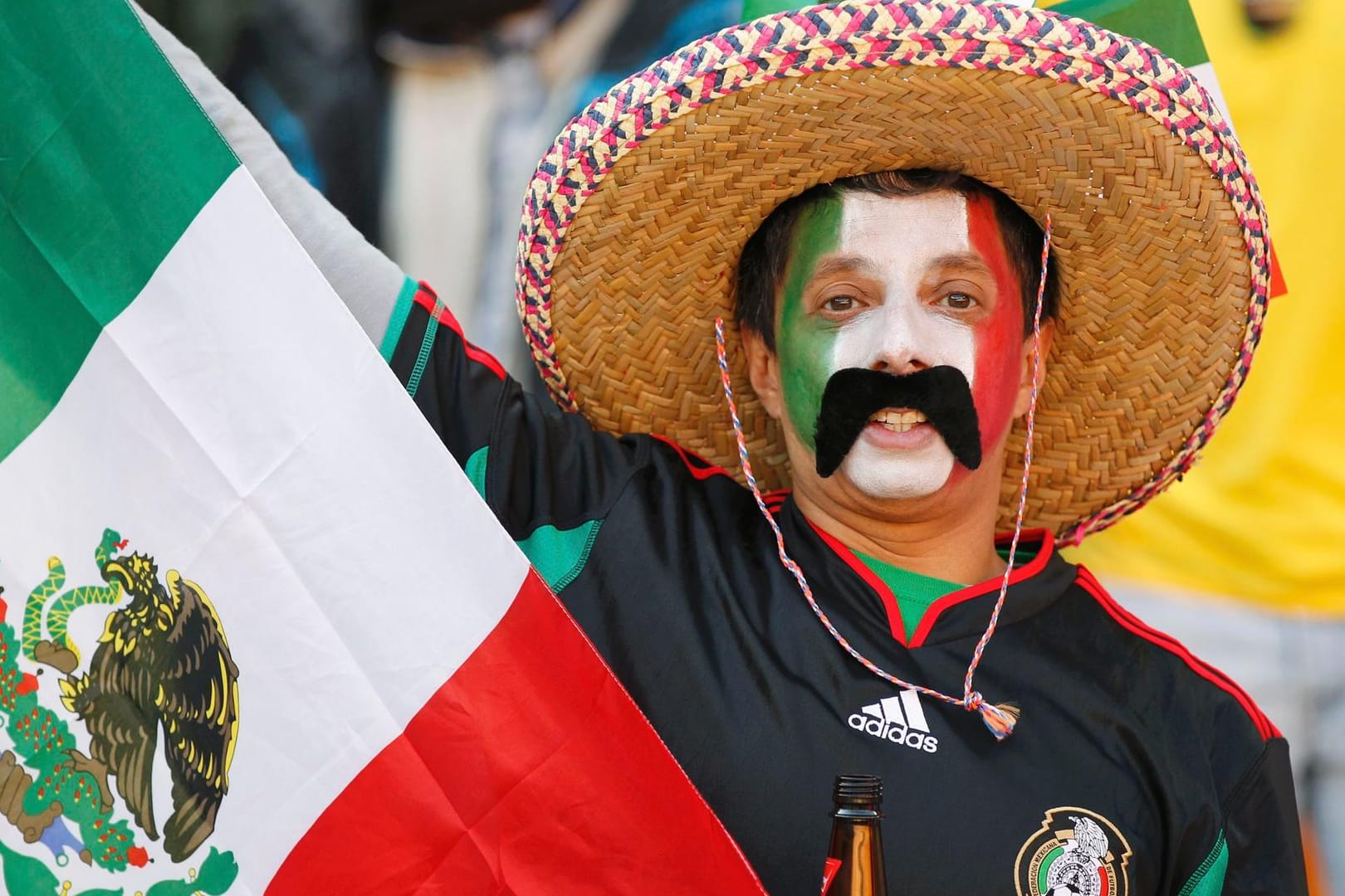 Ein mexikanischer Fan fiebert dem Spiel seiner Mannschaft entgegen.